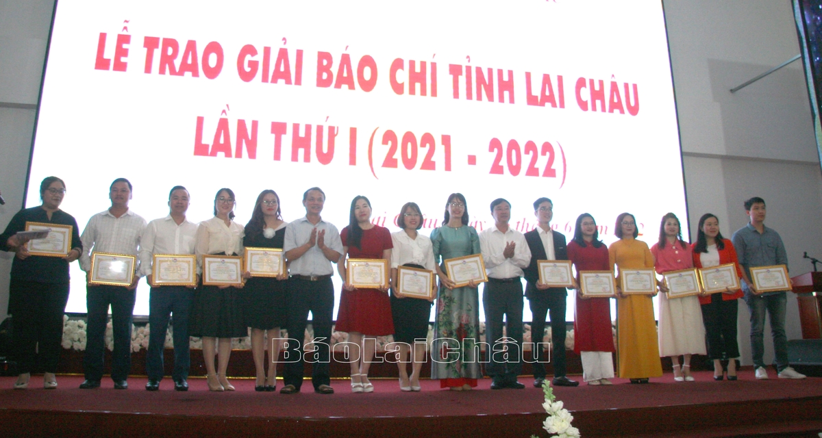 Lãnh đạo Ban Tuyên giáo Tỉnh ủy và Đài Phát thanh-Truyền hình tỉnh trao chứng nhận tác phẩm đạt chất lượng cao năm 2021 cho các hội viên.